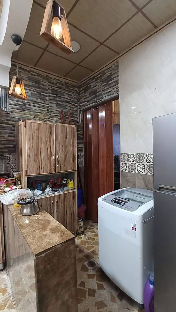 🏡 دار للبيع في القادسية الثانية – موقع مميز قرب مدرسة زهرة المدائن

فرصة سكنية رائعة لعائلة تبحث عن الراحة والمساحة والبناء الحديث.

📐 المساحة: 150 متر مربع
📏 الواجهة: 7.5 متر

🔹 الطابق الأرضي:
✅ كراج سيارة
✅ غرفتا نوم
✅ هول استقبال واسع
✅ مطبخ حار وبارد
✅ صحيات منفصلة

🔹 الطابق الثاني:
✅ 3 غرف نوم
✅ غرفة ماستر (سويت)
✅ هول
✅ صحيات منفصلة

⭐ بناء حديث ومواصفات ممتازة
⭐ شرط التحويل وقرار التمليك متوفر

للمزيد من المعلومات والاستفسا
***********
***********

📍 أو زيارة مكتب مكتب عمار الهزاع
