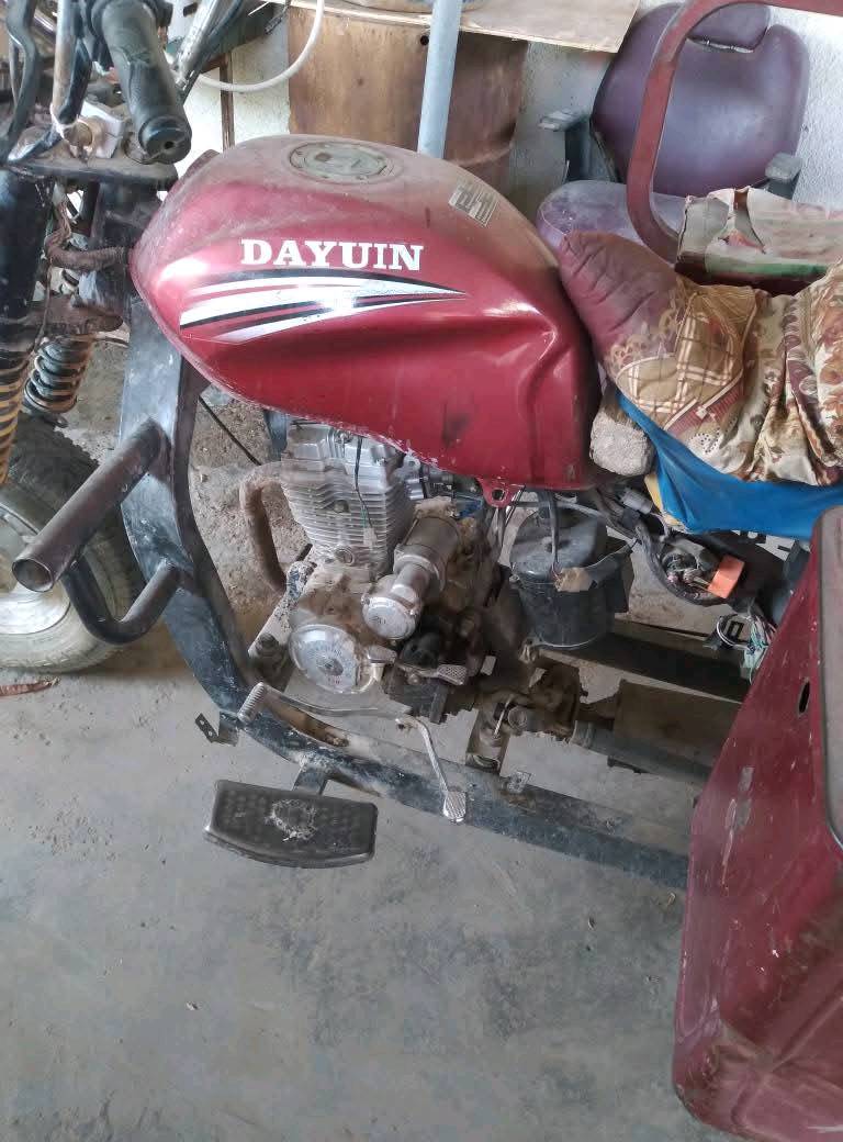 دراجة نارية ثلاثية العجلات (تكتك) ماركة دايون بحالة جيدة مناسبة للنقل الشخصي أو التجاري. المحرك نظيف ويعمل بكفاءة مع إمكانية استخدامه في داخل المدن أو للرحلات القصيرة. السيارة توفر مساحة تحميل واسعة ويمكن استخدامها لأغراض متعددة.