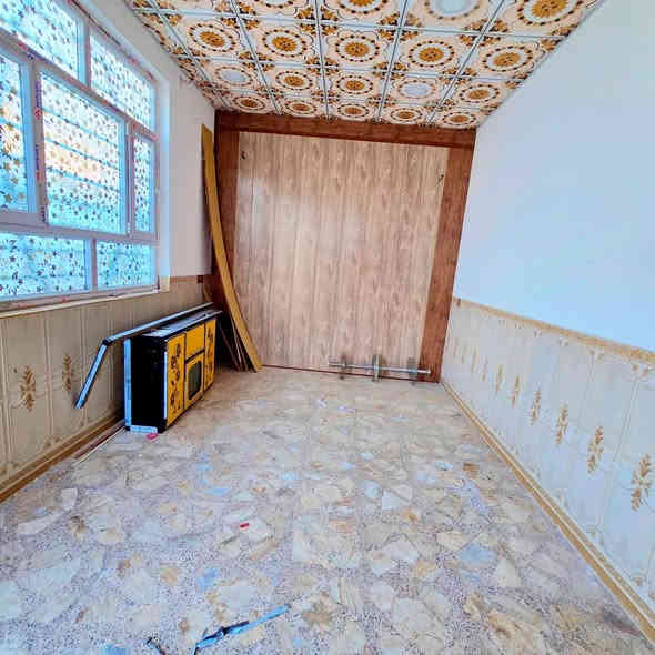 بيع مستعجل ١٠٠متر طابقين. 🏡 اساس وسقف صب كونكريت بناء طابوك الطابق الثاني فرمستون. 🧱 يحتوي على غرفتين نوم صالتين مطبخ صحيات استقبال  شارع ١٠متر قرب شارع تبليط. 🛣️ عنوان الدار النجف الأشرف كوفه براكيه مقابل مدرسه الشهيد علي الرماحي خلف مخبز الشاكرين. 🏫 سعر الدار ٤٣مليون. 💰 للإستفسار مراجعه مكتب القمه الكوفه شارع المعمل قرب شارع المطار القديم مجاور صيدليه بلال مقابل صيدليه زحل جوار شارع سيد حبيب ***********مكتب ***********.مكتب 🏢
