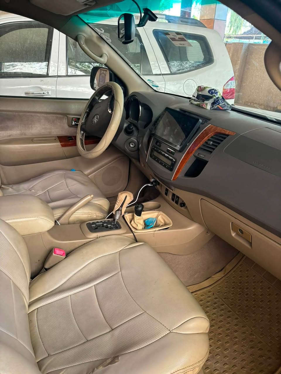 فورتشنر 2010 v6
صبغ حزام بسبب الجراد بدون ضرر ولا معجون شرط الفحص 

ماشية 395000 كم قابله للزيادة 

بدون اي نقص صدر جديد تايرات جدد باتري جديد 

بدون اي نقص 

السعر 15000 $ بي مجال 

للتوصل :***********

مكان السيارة : بغداد / العطيفية

بيع فقط بدون مراوس
