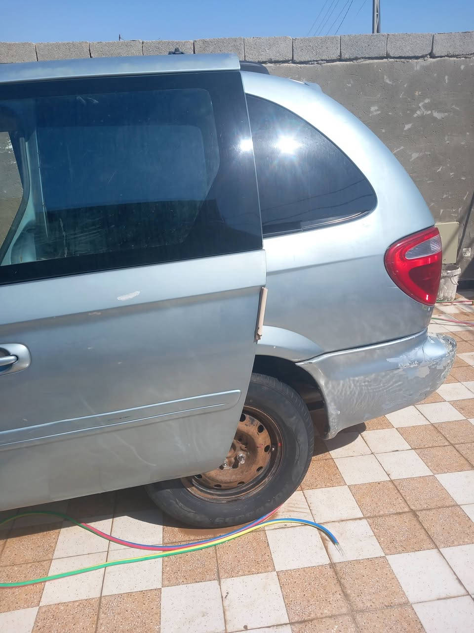 دوج كرفان ٢٠٠٥ مكفوله رقم بغداد ماعده تبريد غير شقال سعر ٥٠ رقم تليفون***********
