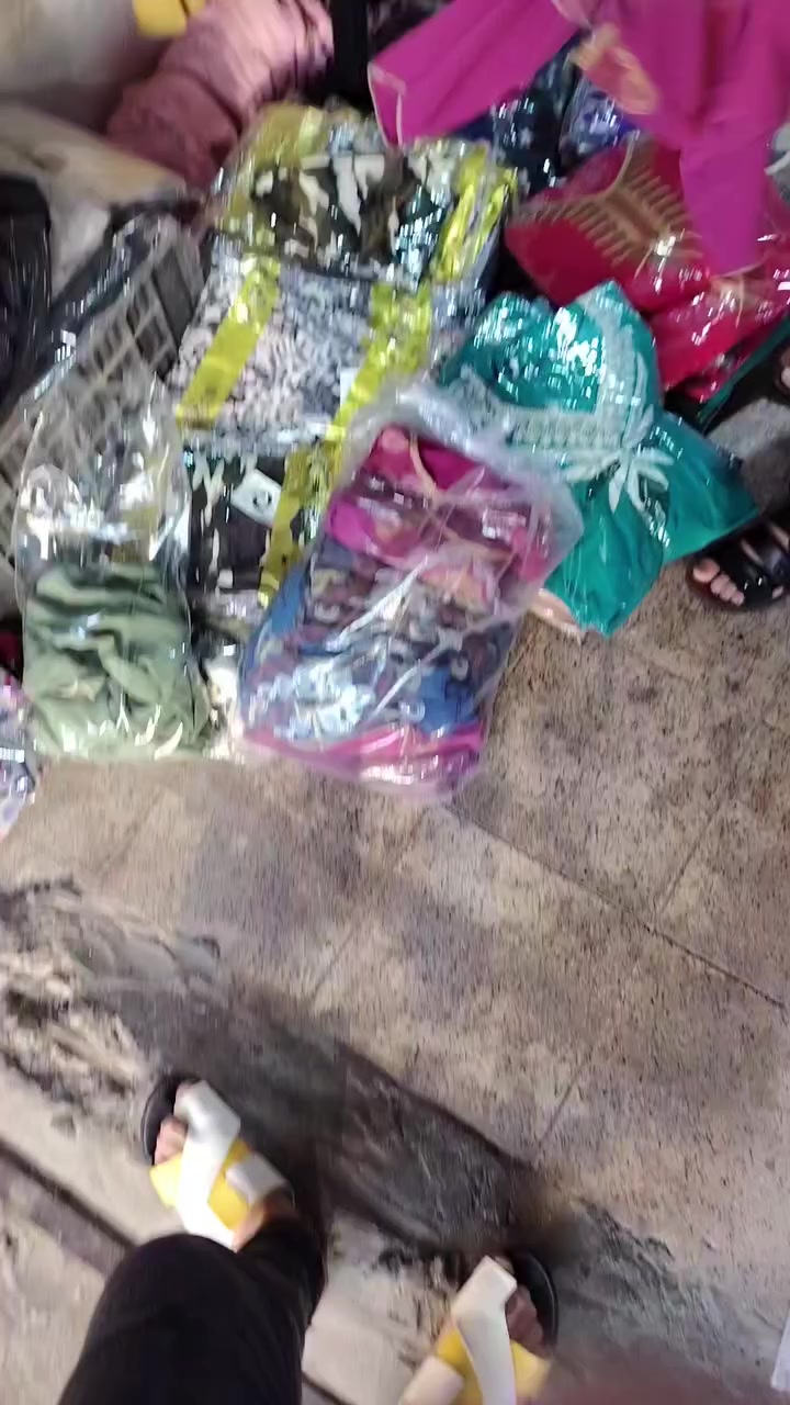 شلعه  صيفيه ملابس أطفال ونسائي تفتح بيها محل كامل جملتها عليا مليونين ونص ابيعها شلع حتا ملكانات انطيك انطيك شلع كلها مع مكياجات كوزمتك كلها بمليون ونص قفل *********** البضاعه كلها بالكراتين لان عفت المحل بيها بعد ملابس أطفال وتيشرتات نسائيه مامصورهن بضاعه تترس محل  وب (مليون ونص) شلع
