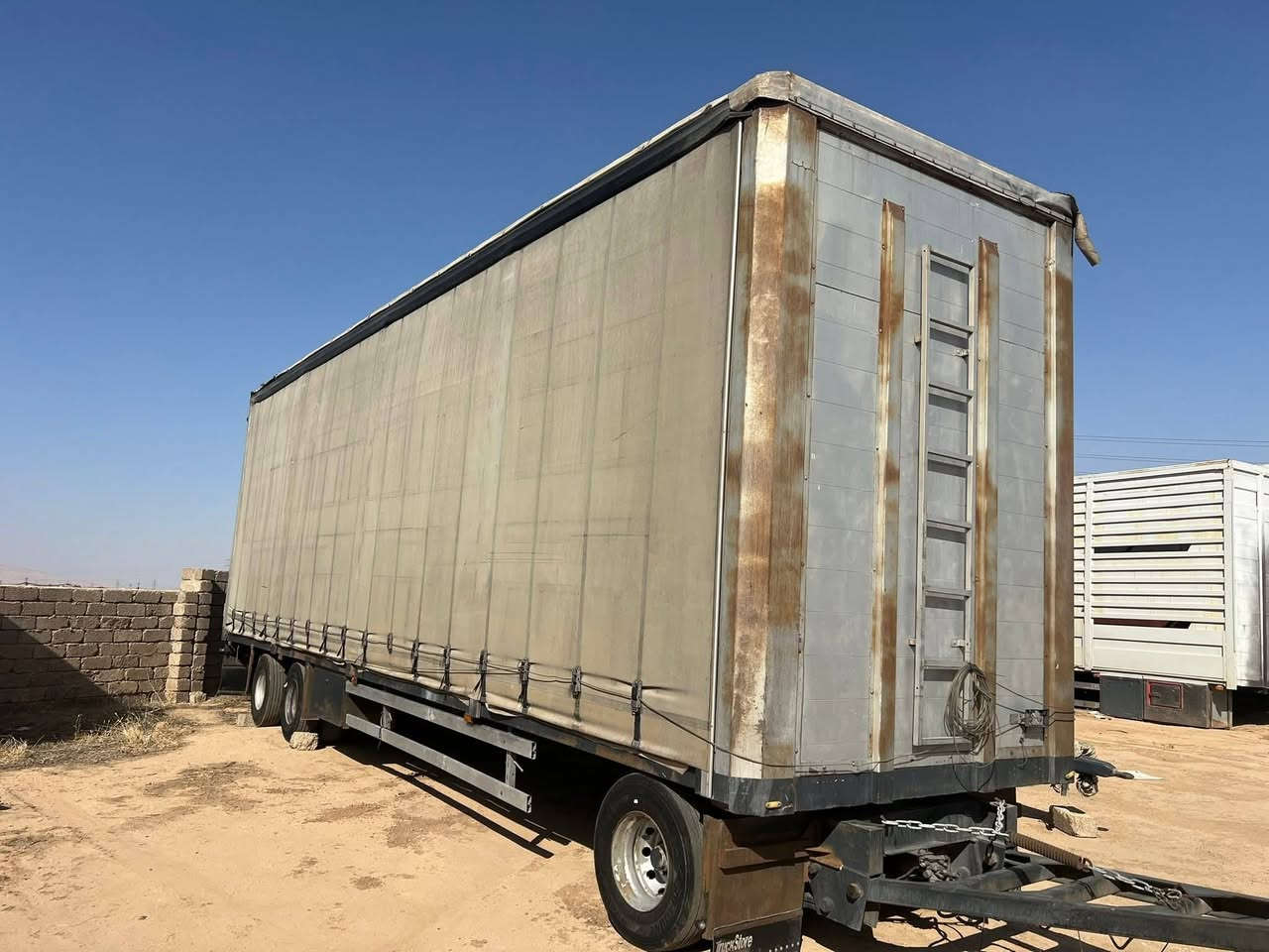 السلام عليكم ‏للبيع عربانة طول  11 متر ‏دناكير 19.ونص 
طخم تايه جاهزة ارتفاع 330 متر رقم الهاتف 
***********
