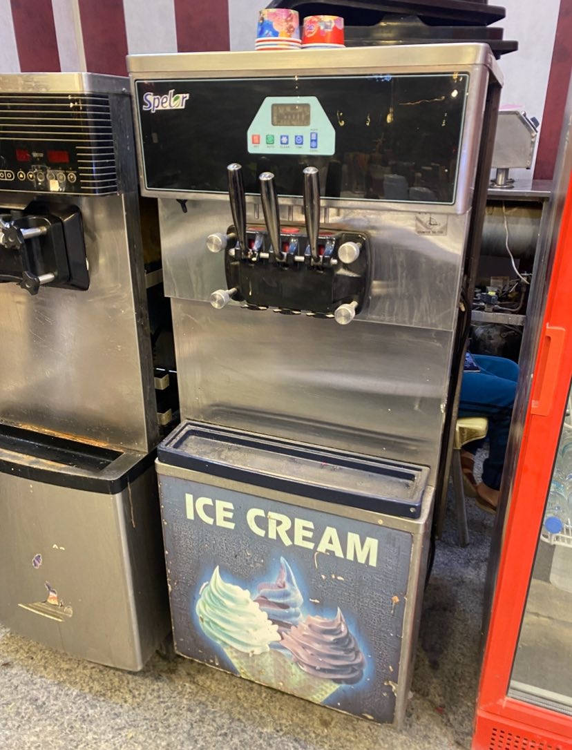 السلام عليكم عندي DS سالم صبري نضافة 90‎%‎ 
سوفت صيني نضيفه شغاله 100‎%‎ بس متفصل 
وعندي مكينة كريب ووافل 
عنواني بغداد  زيونه وهذا الرقم للاستفسار *********** متوفر واتساب و رصيد
