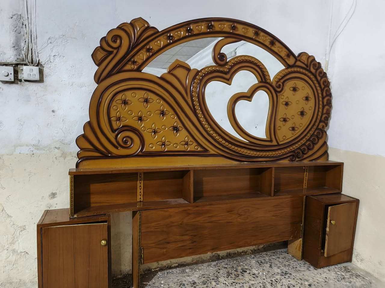 سلام عليكم غرفة اخشاب جديدة للبيع السعر 550 وبيهة مجال بلزعفرانية ***********
