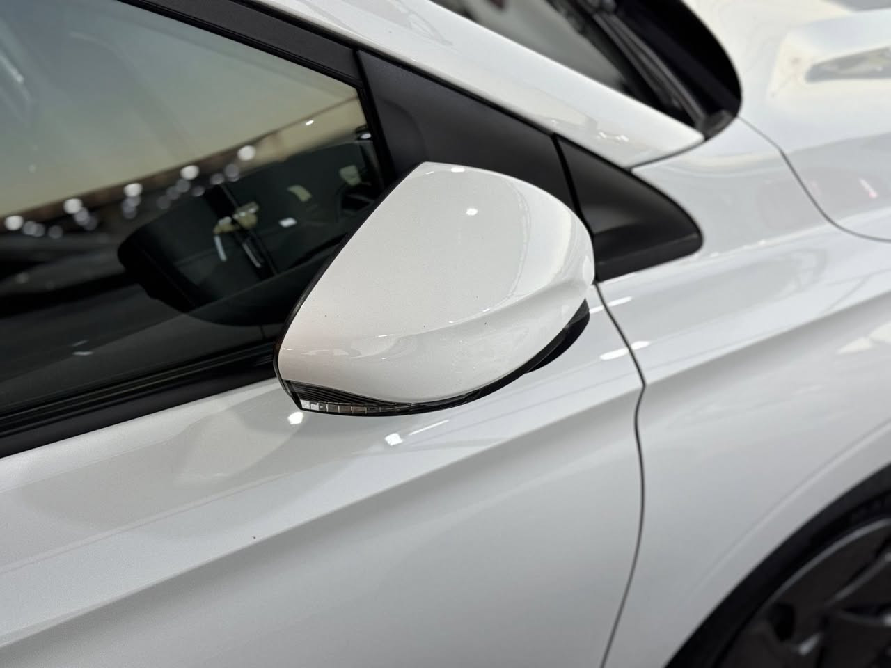 السلام عليكم للبيع
-النوع MG3 
-موديل 2025 
-ماشية 9km قابل لزياده 
-شاشة كبيرة كاربلي وكامرة دواره 
-رقم شمالي أربيل بأسمي وكاله تحويل مضمون 
-إشارة بلمري 
-لايت وبك لايت LED 
-السيارة أخت الزيرو بيها بس ملاحظه زغيره بلباب الخلفي موضحة بالصورة 
-السعر 103 
-للاستفسار ***********
