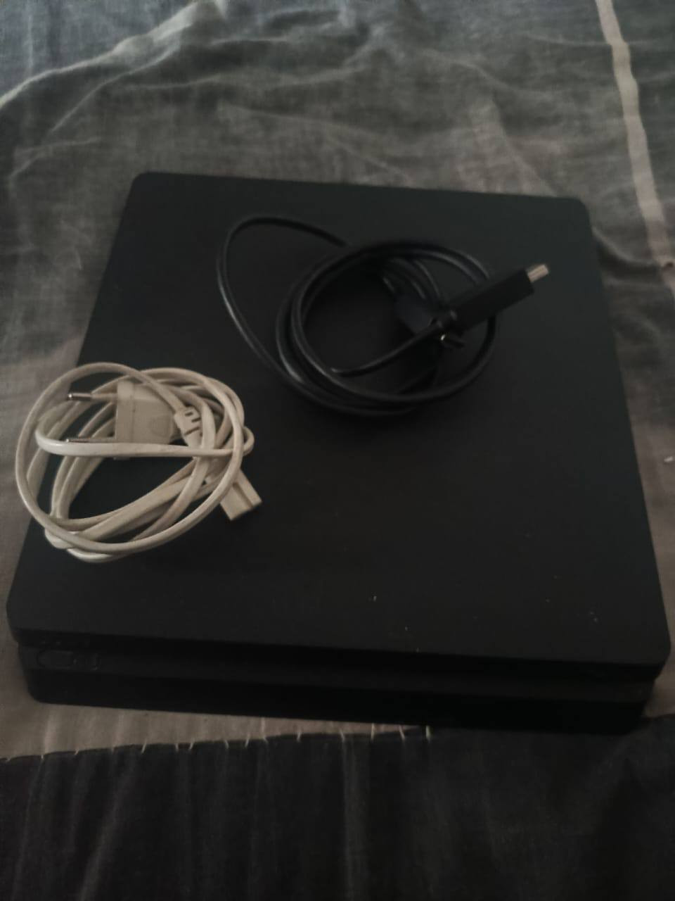 سلام عليكم..
بلايستيشن فور للبيع نضيف لا مصلح ولا مفتوح 
وياه اليده الاصليه مال الشركه+قرص جي تي اي فايف 
مساحته/500كيكه 
السعر/250
للاستفسار/***********
