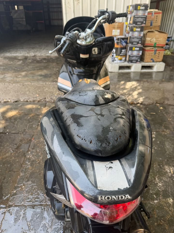 pcx 125 للبيع 
الفئه المميزه ام الويل الذهبي
كهربائيات كلها شغاله 
حساس ازدحام✅
استان كهربائي✅
شادلها منظومه جهاز انذار ✳️
بصمه تشغيل عن بعد✳️
ماشيه 59 الف حقيقي
بيها خيط تبخير والكفرات يرادلها ترتيب
السعر مليون وبيها مجال شي بسيط حك جيتك

***********
