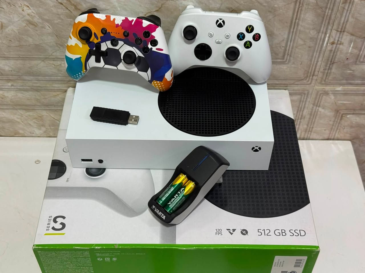 للبيع: جهاز Xbox Series S بحالة النظيف جداً (جاهز للعب الفوري) 🎮🔥
للبيع جهاز ألعاب الجيل الحالي إكس بوكس سيريس إس (Xbox Series S) بحالة شبه جديدة واستعمال قليل جداً (أخو الجديد)، الجهاز نظيف ومحفوظ بحالة ممتازة ومعه كامل ملحقاته الإضافية التي توفر عليك قيمة الشراء منفصلة!
📦 تفاصيل ومحتويات العرض:
 الجهاز: Xbox Series S بلونه الأبيض الأنيق مع الكرتون الأصلي.
 الذاكرة: 512 جيجابايت SSD سريع جداً لتحميل الألعاب (صنع وإصدار 2022).
 أيدِي التحكم (الجويستكات): عدد 2 جويستك أصلية (الأبيض الأصلي + جويستك إضافية بتصميم فني ملون وجميل كما موضح في الصور).
 الطاقة: شاحن بطاريات أصلي من ماركة VARTA العريقة مع بطاريات شحن قابلة لإعادة الاستخدام.
💰 السعر: 440 ألف
📍 العنوان: الحلة - الورديه داخل
📞 للتواصل والاستفسار (واتساب أو اتصال): ***********
