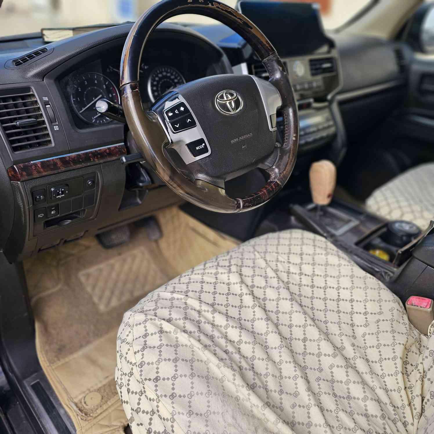 السلام عليكم للبيع لاندكروز 2011 قطري محدث دعاميات 15 رقم بغداد بسمي تحويل ثاني يوم سياره مصبوغه عام فقط للجماليه بدون حادث بدون تبديل فقط صبغ سياره جاهزه كل نقص مابيها مكينه خير من الله تبريد تخم تاير حداديه كله جديد السعر 265 وبيها مجال  مكان ميسان العماره الاستفسار ***********
