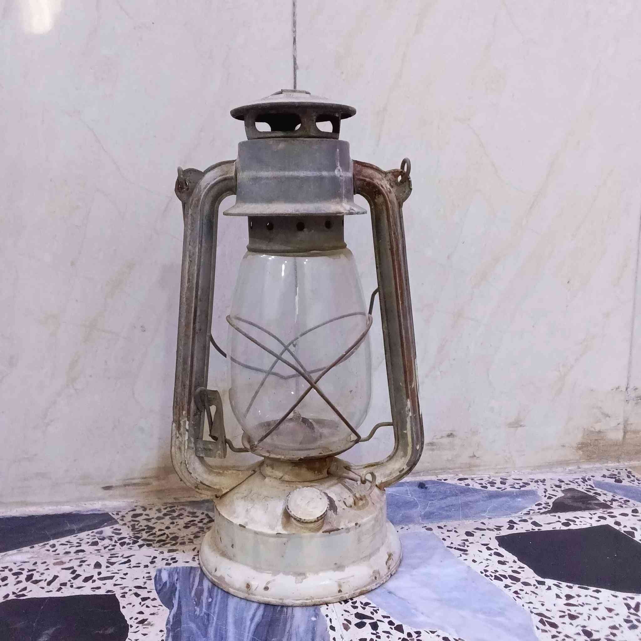 السلام عليكم عندي فانوص  قديم صيني الصنع يشتغل على النفط  السعر على الخاص للستفسار عبر الرقم الاتي (***********)
