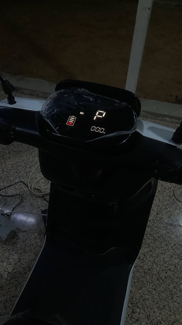 للبيع دراجه شحن B09 موديل2026
مواصفات ✅
1-تمشي60كيلو 
2-نضام P
3-لايت امامي زنون
4-لايت خلفي اليدي
5- سرعه 70حقيقي 
6-نضام دسك امامي خلفي 
7-بطاريات عدد6....... 32واط 
8-ملف 2000 اقوه شي
9-جنطه 
سعر الدراجه مليون وخمسين الف وبيه مجال للطيبين
الدراجه جديده كلش ماشيه1000كيلو يعني كلش جديده 
مكاني بصره الزبير المربد الجديد رقمي 7730101884
