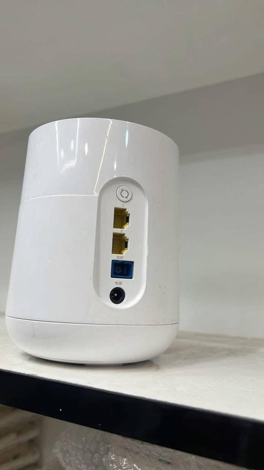 راوتر  -HUAWEI ONT K662D(جيبون): مستخدم🔥🔥🔥
يدعم Wi-Fi 6 (أي معيار ‎IEEE 802.11 ax‎) على نطاقيّ: 2.4 GHz و 5 GHz. 

MIMO: ‎2×2 MIMO‎ لكل من 2.4 و 5       GHz. 

سرعة “واجهة الهواء” النظرية (air-interface rate):

2.4 GHz → حتى ~ 574 Mbps

5 GHz → حتى ~ 2402 Mbps

المنافذ: عادة يوجد 2 × GE (Gigabit Ethernet) + واي فاي ثنائي النطاق 2.4/5GHz. 

⭕️بسعر………. 27.000😍

#للأستفسار_عن_الاسعار الخاصة بالوكلاء واصحاب الشركات وباقي التفاصيل الفنية 
من خلال الواتساب

***********
