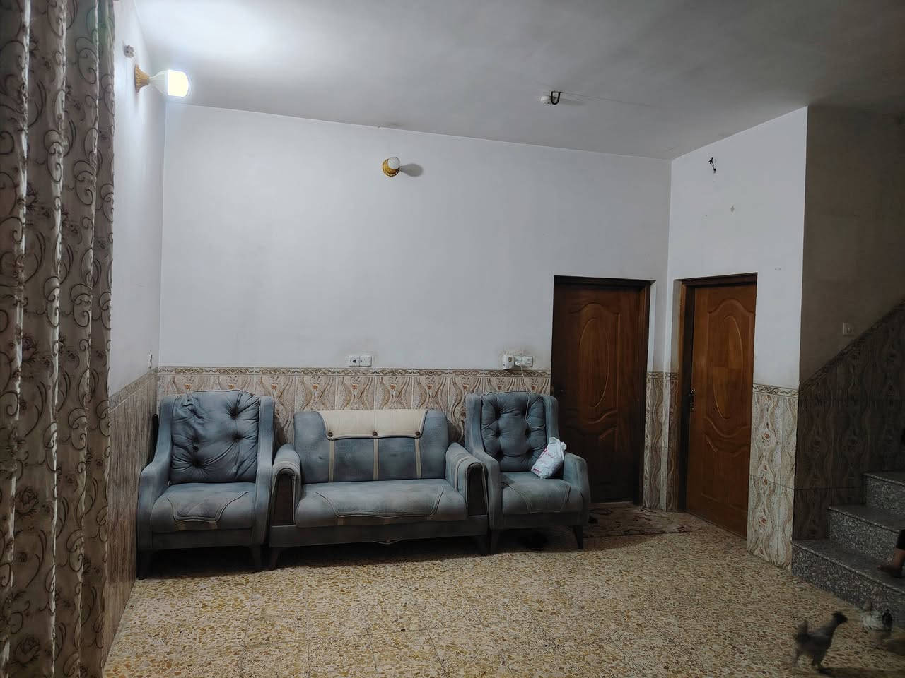 السلام عليكم بيت مساحة 300 للايجار طابق ونصف سويت كامل الطابق الثاني   يحتوي على 3نوم واستقبال وصالة وحمام عدد 2 داخلية وحمام عدد 2 مع غرفة خارجيه التواصل اتصال *********** او خاص لايوحد واتساب
