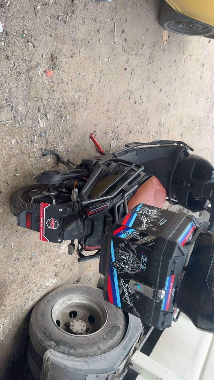 • القوة: محرك (ملف) 3000W حقيقي، أداء جبار.
• البطارية: نظام 6 بطاريات (77 فولت)، طاقة تدوم طويلاً.
• السرعة القصوى: تصل إلى 110 كم/ساعة.
• التحمل: تشيل وزن لغاية 500 كيلو (نص طن) بدون أي جهد.
• الأمان: بريك هيدروليك (دسك أمامي وخلفي) لثبات 
تام. • التشغيل: نظام بصمة + كارت + تشغيل عن بعد 

السعر: 950 ألف دينار (وبي مجال طيب للشراي الصامل).
• للاستفسار والتواصل: 📞 [***********]

(دبل سويج). • خوذة احترافية (سعرها الأصلي 75 ألف).
• جادر بلادي أصلي للحماية من الشمس والمطر.
• الحماية: درع 360 درجة (مدرعة) + صبغ أسود ملكي (مات).
• الإضاءة: لايت زنون (عالي/ناصي) بلونين أبيض وأصفر لكشف الطريق بوضوح.
• التخزين: صندوق خلفي عريض جداً وعملي. ملاحظة للأمانة (العيوب البسيطة):
الدراجة قوية جداً وما محتاجة غير لمسات بسيطة (نقص براغي، قفل الكشن يحتاج تعديل بسيط، وكتف إشارات بـ 5 آلاف فقط). الدراجة نظيفة جداً والملف والكهربائيات تحت الضمان.
