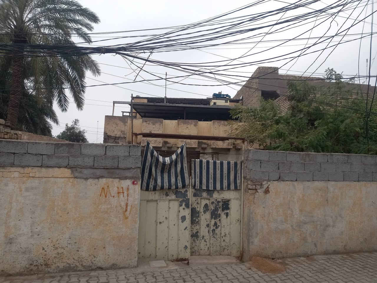 سلام عليكم دار للبيع المساحه ٣٢٥واجه عشرة نزال ٣٢ونص طابو الزعفرانيه المنطقة الشمالية  قبل عبور الجسر مجاري ماء تبليط ومقرنص  للستفسار ***********
