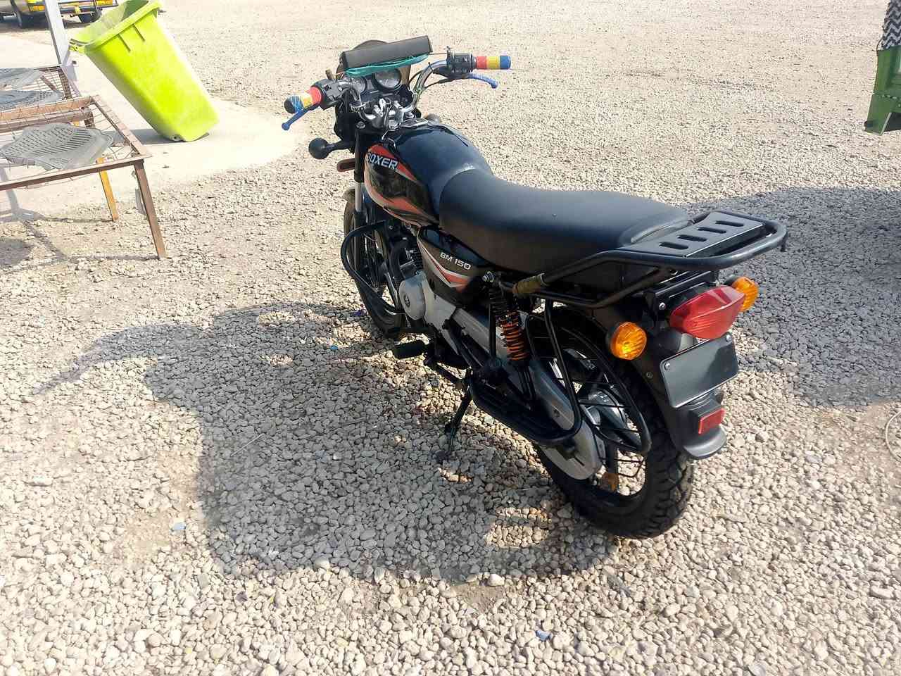 السلام عليكم دراجه للبيع بوكسر موديل 22 اوراق اصولي مكفوله كفاله عامه للاستفسار ***********
