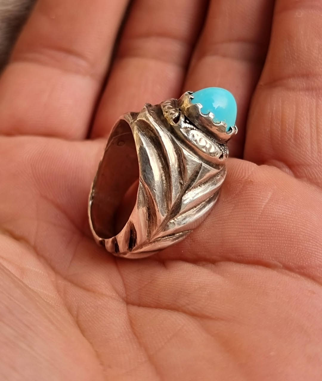 لبه نيشابوري اصلي بصياغه يدويه ثقيله المبدع الصائغ وليد خالد للبيع مكاني بغداد يوجد توصيل إلى جميع المحافظات للبيع فقط فقط أحبتي الغوالي ما اراوس بس ابيع 
***********
