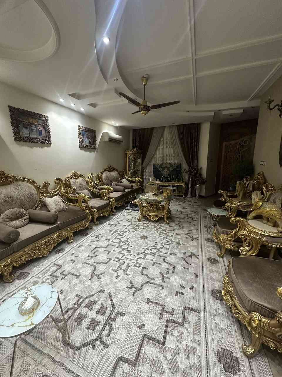 بيت 250م للبيع في منطقة حي البنوك  / خلف شارع الكنيسة 

محلة 319 بناء حديث فول درجى اولى 

 واجهـة 10م  * نزال 25٫5م ( سند مستقل 

الطابق الارضي 

كراج + حديقة

( + مدخل استقبال منفصل ) 

مطبخ حار بارد

+ منـور + حولي 

+ حمام كبير + غرفه نوم 

الطابق الاول 

4 غرف نوم + حولي

الطابق الثاني والثالث

بيتونه كبيره تنفع مخزن + سطحين امامي وخلفي كبيرين 

للاستفسار الاتصال بالرقم او مراجعة مكتب الجوهرة للوساطة العقارية الكائن في شارع الكنيسة 

***********
