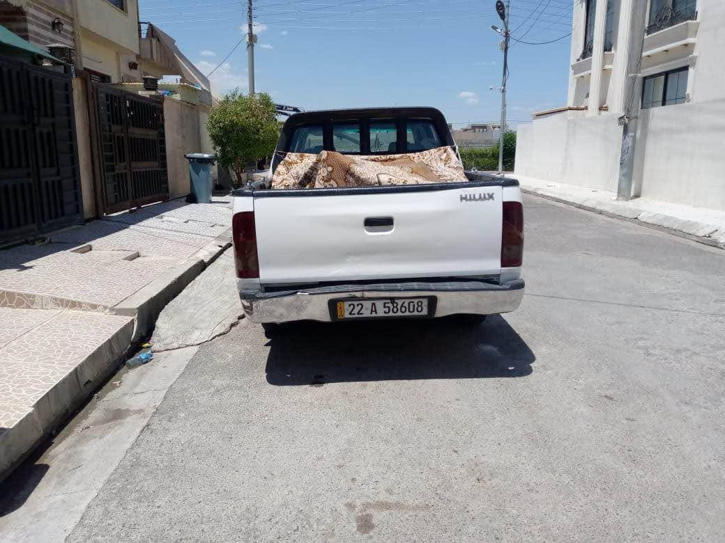 Hilux 2008 
قەترەی سبوغی نیە  پێش و پشتی کەپسە 
کەمێک ساردی هەیە ماباقی دار و بەردی بەشەرتە 
مەکینەی کرایتەوە بەس گێر و مەکینەی بەشەرت 
سەنەوی و رەقەمی تازەیە تایەی تازەیە لۆکە 
*********** أربيل, العراق
