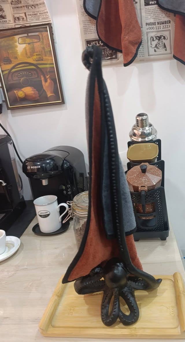 کمالیات... زينة... لرکن القهوة...
حامل مانشف لرکن السعادة حديد في حديد تحفة بوزن 1650 غرام.
15الف  للتواصل ***********
