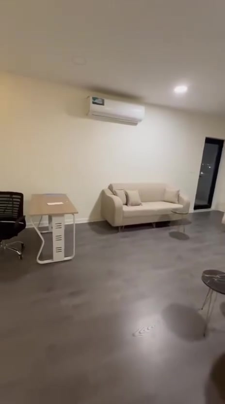 🏢 شقة  موثثه بالكامل للإيجار — بسعر مناسب جداً📍 مجمع الروان السكني / حي الحسين مجاور  كلية الرشيدإطلالة مباشرة على شارع مطار بغداد
🔹 الطابق: 8🔹 العمارةR5🔹 المساحة: 200 متر
تتكون الشقة من:✔️ 3 غرف نوم✔️ 3 حمامات✔️ استقبال داخلي + ضيوف
✨ ✔️ 5 سبالت✔️ منظومة غاز✔️

💰 الإيجار شهر بشهره 1000$ 
📞 للاستفسار والتواصل:***********

