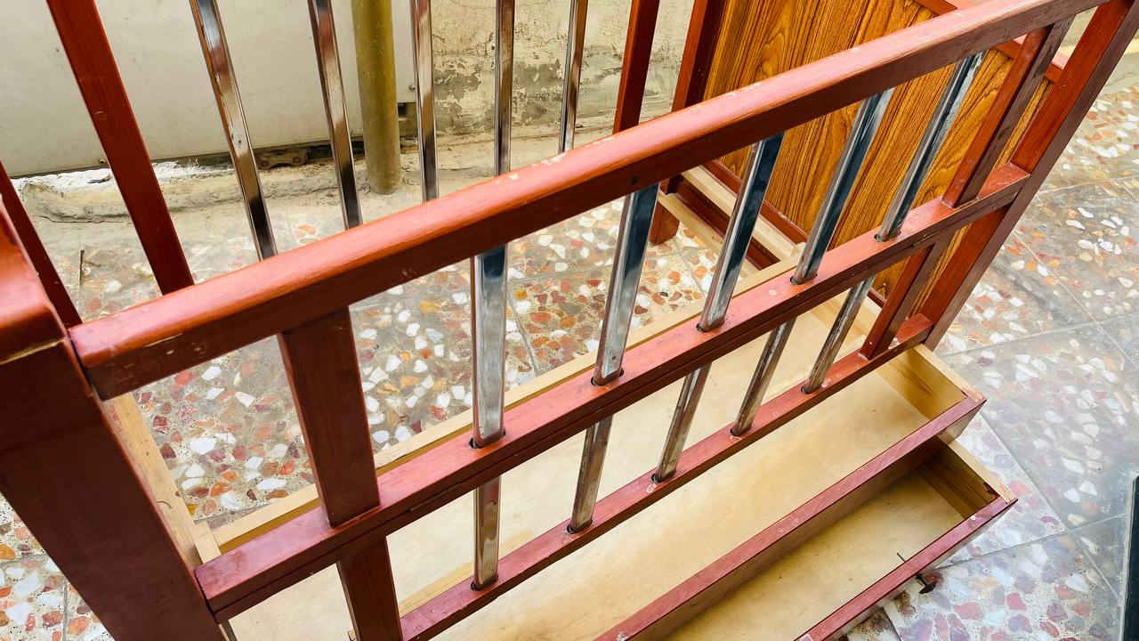 السلام عليكم ..جرباية للاطفال خشب عراقي قياسها 115×65  سانتيم ..وزنها ثقيل مع اعمدة ستيل  تحتوي على مجرات عدد 2 ..بيها فطر كما موضح بالصورة ..للاعمار من 1 سنة الى 5 سنوات سعرها 125 الف مع المجال ..مكاني بغداد السيدية قرب صعدة جسر الجادرية..رقمي *********** ..ملاحظة .متواجد في البيت بعد السابعة الرابعة مساءا
