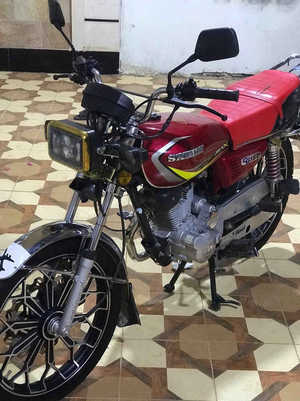 🏍️ للبيع دراجة نارية (ماطور) 🏍️
النوع: [سيفان إيراني]
الموديل: [2024]
اللون: [احمر ]
الحالة: ممتازة / نظيفة جداً
الماطور: قوي وما يحتاج أي تصليح ما شا الله 
الأوراق: بدون اوراق
السعر: [725] قابل للتفاوض
حالة المحرك : جديد ما ممدود عليه صبانه 
للمهتمين التواصل على هذا الرقم 
[***********]
او على الفيس ماسنجر @إشارة
