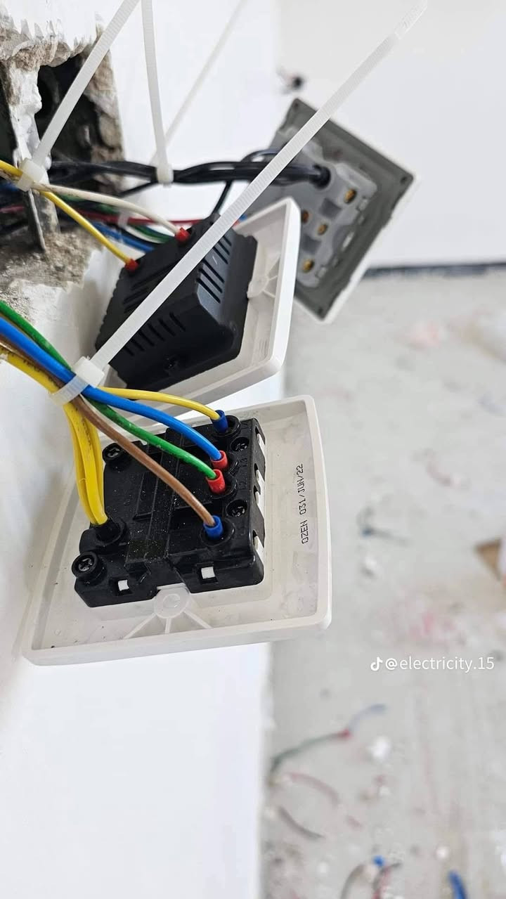 سلام عليكم
هل تبحث عن الدقة والأمان في تأسيس كهرباء منزلك أو مشروعك الجديد؟ نحن نعلم أن التأسيس الصحيح هو أساس الراحة والاطمئنان في المستقبل، لذلك نقدم لك خدماتنا في أعمال المقاولات الكهربائية بأعلى المعايير.
​لماذا تختارنا لتأسيس كهرباء بيتك؟
​✅ تخطيط هندسي: توزيع ذكي لنقاط الإنارة والأفياش بما يتناسب مع أثاثك وتصميمك.
​✅ أمان مطلق: نلتزم بكافة معايير السلامة واستخدام الخامات الأصلية لتجنب الأعطال المستقبلية.
​✅ دقة في المواعيد: تسليم العمل في الوقت المحدد وبأعلى جودة تنفيذ.
​✅ تأسيس سمارت: إمكانية تجهيز وتأسيس أنظمة المنازل الذكية (Smart Home).
​✅ أسعار تنافسية: أفضل قيمة مقابل أعلى جودة تنفيذ.
​خدماتنا تشمل:
​تأسيس وتمديد شبكات الكهرباء بالكامل.
​تركيب لوحات التوزيع (البوردات).
​تأسيس شبكات الإنترنت، الكاميرات، والساتلايت.
​صيانة وتجديد التمديدات القديمة.
​لا تترك أمان بيتك للصدفة.. ابدأ صح من البداية!
***********

اللهم ارزقهم مايتمنون لنا 🩷
