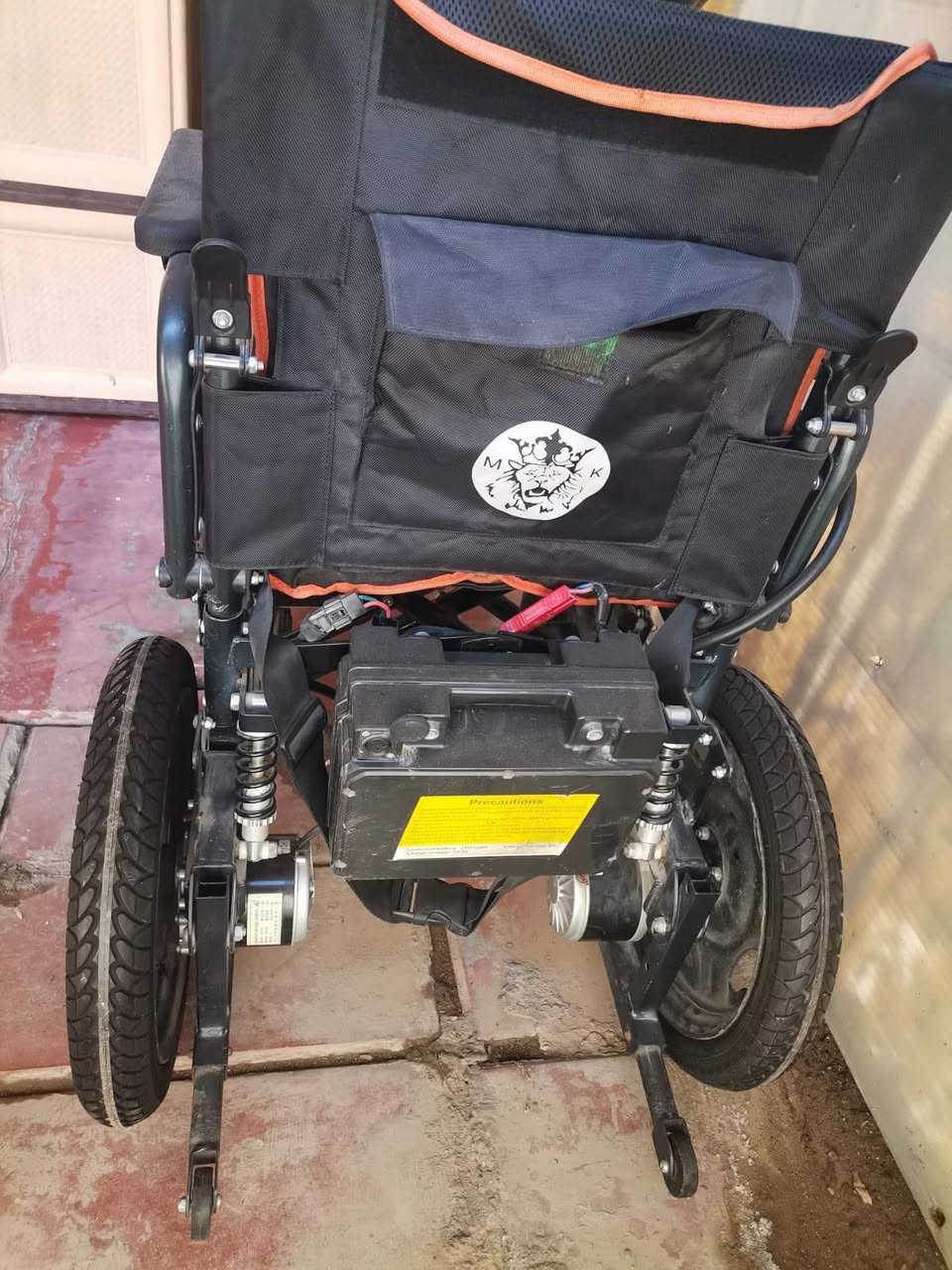 كرسي كهربائي جديد مستعمل قليل جدآ بس يرادله بطاريه هابطه للتواصل واتساب ***********
