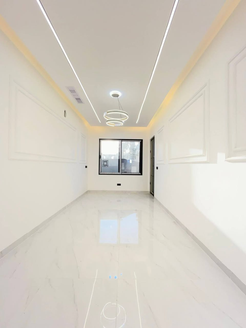 للبيع - دارين في حي الاخاء 👍
*المواصفات:*

- *المساحة:* ١٥٠ متر 🏠

- *الواجهة:* ٦ متر 🌆

- *الموقع:* حي الاخاء شارع 12 مقابيل بيت حديقه 

- *السند:* طابو زهور 📝

- *البناء:* حديث زيرو 🔥

- *التسليم:* مفتاح 🔑

*التفاصيل:*

- *طابقين:*

    - *الطابق الأول:*

        1. كراج 🚗

        2. هول 🏠

        3. استقبال 👥

        4. مطبخ 🍳

        5. صحيات 🚽

        6. مناور 🌞

        7. غرفتين نوم 🛏️

    - *الطابق الثاني:*

        1. ثلاث غرف نوم 🛏️

        2. هول 🏠

        3. صحيات 🚽

        4. سطح 🌞

*للمزيد من المعلومات:*

- *الاتصال على:* *********** أو *********** 📞

- *عنوان المكتب:* حي البكر، سايدين الكنيسة، مجاور معهد النجاح، مكتب أرض الملوك 📍
