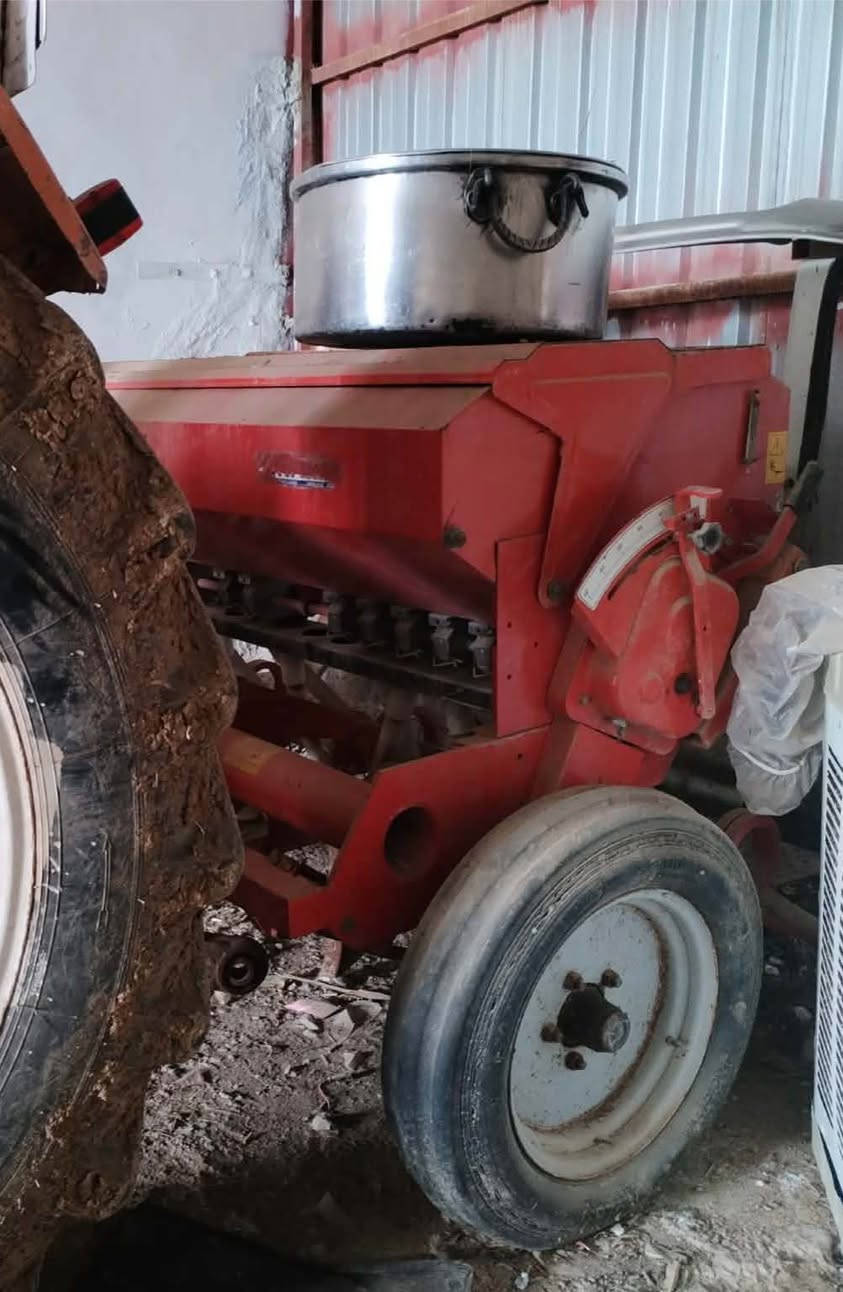 تەراکتۆر ١٠٠٠ رەقەم وسەنەوی ئەسڵی بە شەرت گێڕو مەکینە هەموی بەشەرت بەزارە و حارەبانەو تانکی و خرماشە هەر هەموی داوای ١٧٥ مەجالی لێ دەکەم *********** واتساپ ڤایبر أربيل, العراق
