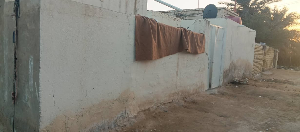 السلام عليكم بيت للبيع مساحته 300 طابو زراعي سند25 بي خمس غرف وصاله ومطبخ خارجي موقع  الحمزه الشرقي قرب الوكفه القديمه الرقم لتواصل ***********
