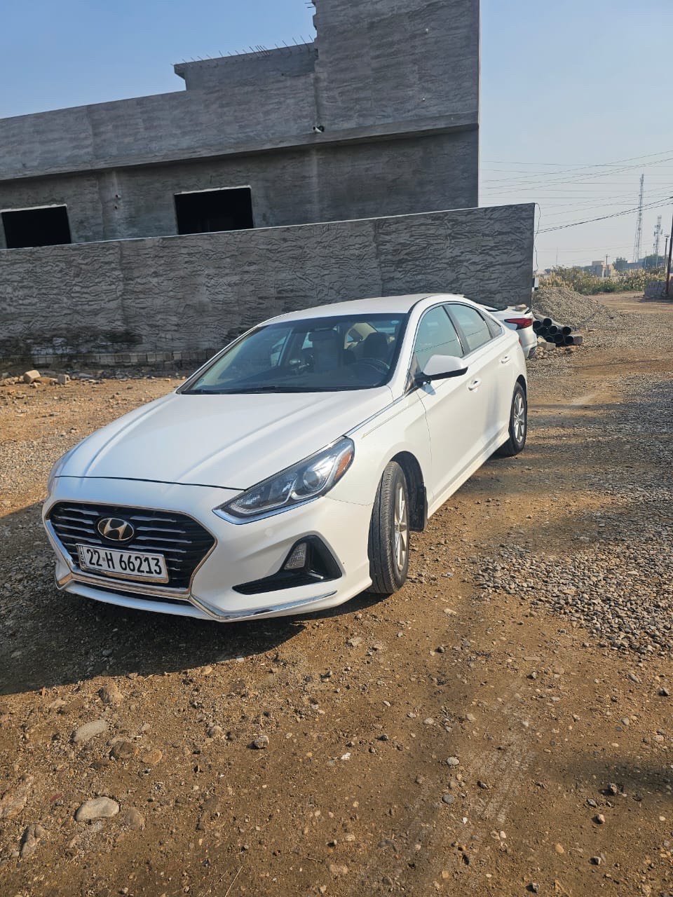 سيارة هيونداي سوناتا، لون أبيض، بحالة جيدة. السيارة مجهزة بمقصورة داخلية مريحة ومصممة بأناقة، مع نظام ترفيهي متكامل. اقتصادية في استهلاك الوقود وتتمتع بأداء موثوق. مناسبة للاستخدام اليومي والعائلي.