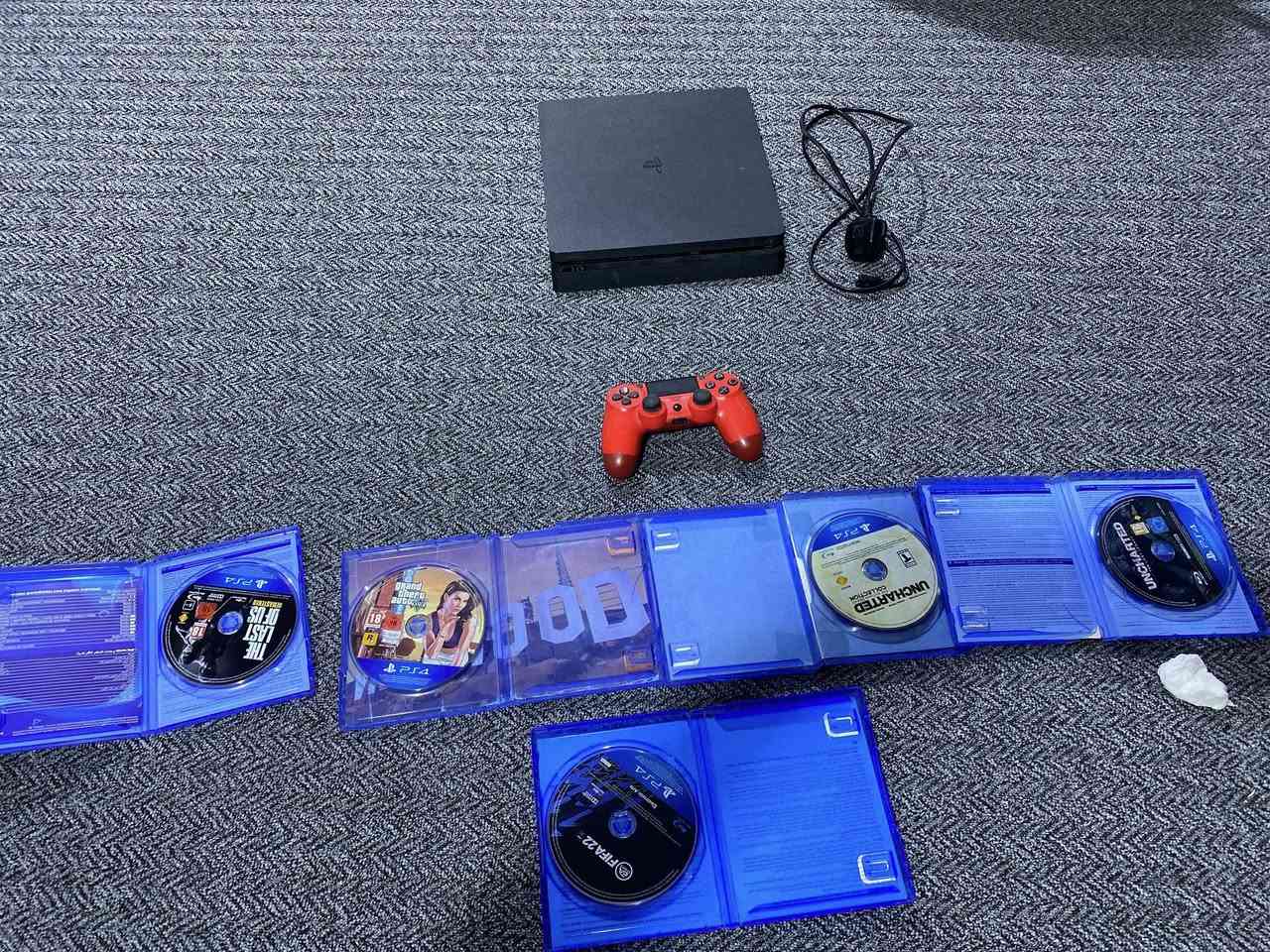 بليستيشن 4 نضيف مستعمل وياه جوستك وحده                   5 اقرص                                                                                          1 قرص فيفا نضيف مستعمل 
2 اقرص UNCHARTED الجزء الاول والجزء الثاني جديدات
1 قرص GTA5 نضيف مستعمل مده قصيره 
قرص THE LAST OF US مره وحده مستعمل نضيف جديد 
 1جوستك نضيفه 
التواصل عبر الفيسبوك و اتساب عبر رقم *********** 
العنوان البصرة الزبير يوجد توصيل للشراي 
السعر 275
