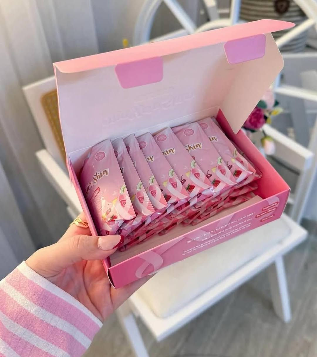 شراب الكولاجين التايلندي Mister Skin Colly Plus
غني بالكولاجين البحري + فيتامين C + النياسيناميد
 يساعد على تفتيح البشرة وتوحيد لونها
 يعزز مرونة الجلد ويقلل من ظهور التجاعيد والخطوط
 يمنح البشرة إشراقة ونضارة طبيعية
 يدعم صحة الشعر والأظافر أيضاً
يحتوي الباكيت على 15 كيس 
📌 طريقة الاستخدام:
يتم إذابة كيس واحد في كوب ماء بارد، ويُشرب مرة يومياً، ويفضل الاستمرار للحصول على أفضل النتائج.
المنشأ تايلاند الأصلي  
يوجد توصيل لجميع المحافظات


**إذا كنت صاحب هذا الإعلان وتريد حذفه لأي سبب، رجاءا أرسل رسالة إلى الدعم الفني**