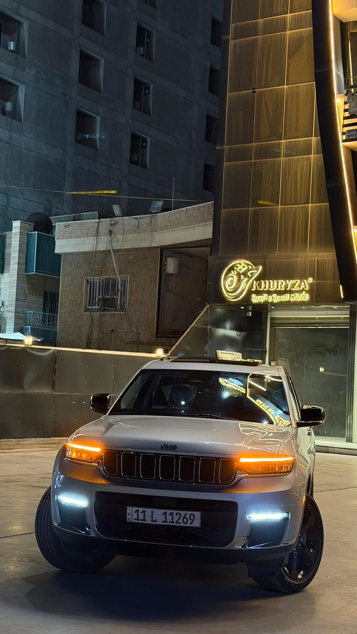 السلام عليكم 
جيب جراند شيروكي للبيع 

      •       الموديل: 2024
 • النوع: Lilmted VIP
      •     اللون سلفر 
 • عدد الركاب: 7 ركاب
 • الحادث : سرقة بدون صبغ و بارد
 • نظام الدفع: رباعي AWD / 4×4
 • محرك 3.6 لتر V6 بنزين
 • 3 صفوف مقاعد تكفي لغاية 7 أشخاص
 • مقاعد جلد فاخرة مع تحكم كهربائي
 • فتحة سقف بانورامية مزدوجة
 • نظام تكييف ثلاثي المناطق 
      •    تدفئة بالستيرن والكشنات والمري الجانبيات
      •     خزن مقاعد
      • شريط LED بلاد 
 • منافذ USB في جميع الصفوف للركاب  
 • شاشة معلومات وترفيه كبيرة تعمل باللمس
‏ • Apple CarPlay و Android Auto
 • نظام صوتي فاخر متعدد السماعات نوع ALPINE
 • تشغيل بصمة ودخول ذكي
 • مثبت سرعة ذكي
 • نظام المحافظة على المسار
 • حساسات أمامية وخلفية + كاميرا
 • مساعد نزول المرتفعات
 • صف ثالث قابل للطي كهربائياً
      • السيارة ماشية 6184m 
السيارة بعدها على وضع الشركة البانزين محسن فقط
للتواصل : ***********
المكان : ابو نؤاس
السعر : $320 وبيها مجال
