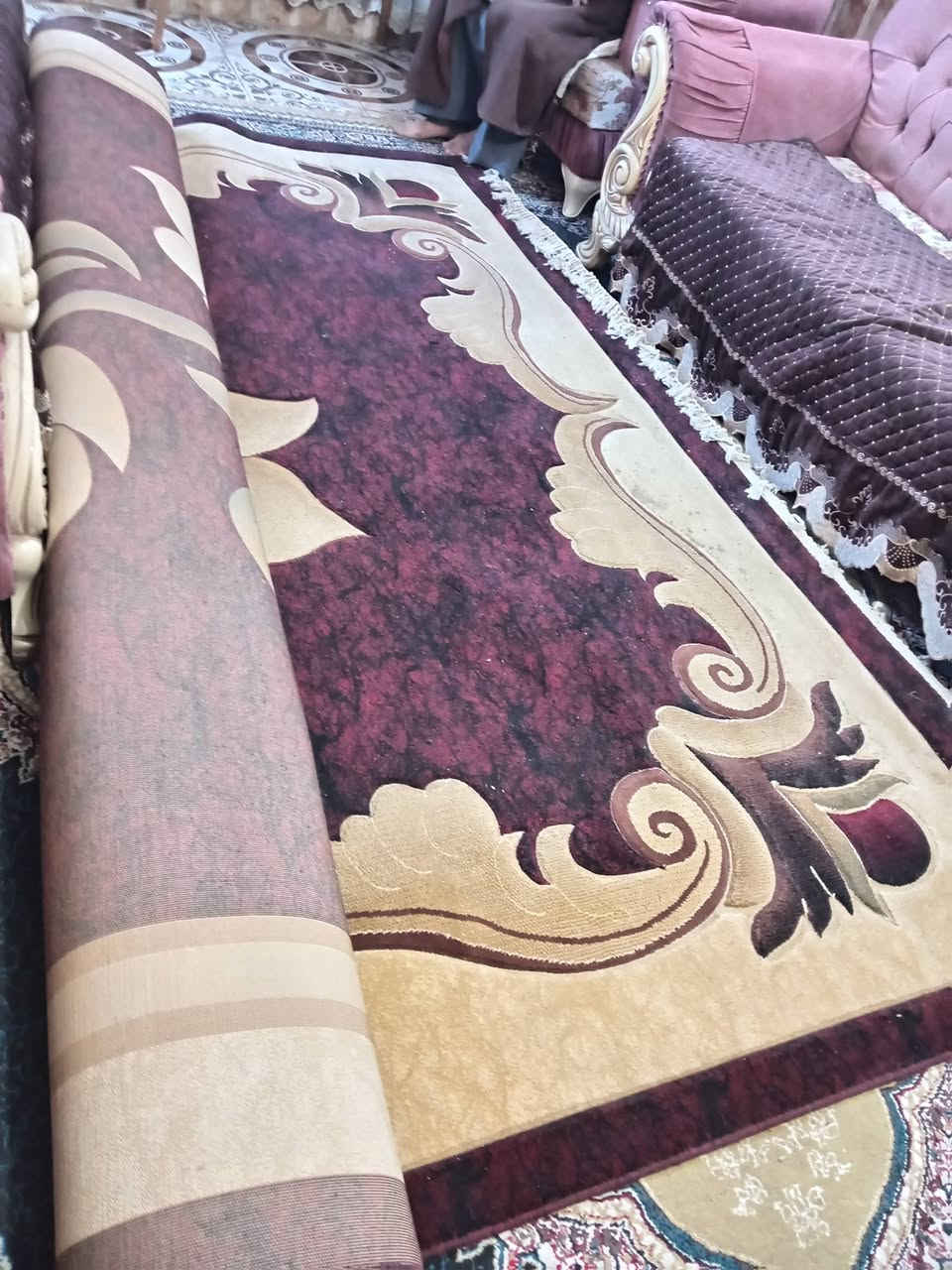 زوليه نظيفه جدآ جديده للبيع الطول ٣م والعرض 5م السعر ٩٠ المكان بغداد تاجي الاتصال ع   رقم *********** بي واتساب
