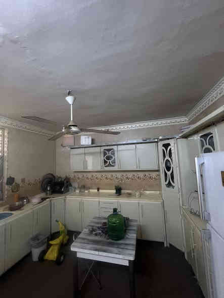 ‏دار للبيع طابوق كونكريت 
 السعر 127 مليون قفل غير قابل للتفاوض 
المساحه ٢٠٠ متر طابو زراعي سند ٢٥
حله بكرلي ٤ بلبدايه قريب علئ الشارع العام
منطقه هادئه خدمات كامله.............
شارع ٨متر تبليط مجاري خدمات كامله 
يحتوي على ٤غرف نوم وكلدور واستقبال ومطبخ وصحيات داخليه وخارجيه ومدخل للبيت كبير
للاستفسار الاتصال على أرقام المكتب
*********** متوفر واتساب
***********متوفر واتساب‏
