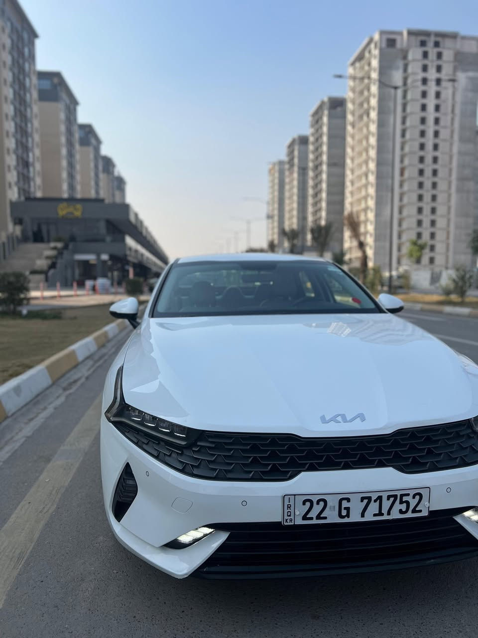 السلام عليكم k5 للبيع
موديل 2022 خليجي 
فول مواصفات عدا بنورامه 
بيه صبغ الهلال الخلفي فقط 
أثر شخط بسيط 
الباقي كفاله حته الدعاميات 
رقم  دولي بسمي 
شرط التحويل او الوكالة 
مواصفات بصمه 
شاشه كبيره 
بصمه ابواب 
ترحيب 
تشغيل عن بعد 
كأمره امامي وخلفي 
حساس امامي وخلفي 
لد امامي بلاجكتور 
مثبت سرعه 
تبريد خلفي 
تبريد لمس 
انضمت قياده 
كشن كهربائي وجلد بيجي
محرك 2000 دوش 
محرك شرط ما مفتوح بيه برغي 
جاهزه من كلشي كير ومكينه 
وحداديه وتبريد ثلج تخم تاير جديد 
دواخل وضع الشركه 
سنويه جديده هزه جديده 
السعر 187 وبيها مجال بسيط 
مكاني بغداد حي الجهاد  
للأستفسار
***********
