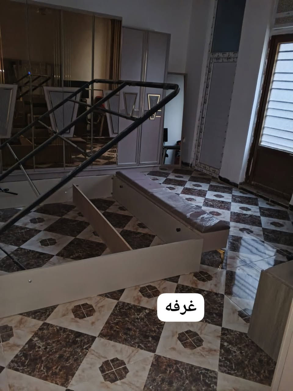 بيت للبيع فى حي الجامعه خلف شارع خمسين.مساحه ١٢٥.قاطين بناء حلو وحديث بورسلين ارضيه وجدران سيراميك.مطبخ حار وبارد واستقبال وصاله وغرفه وحمام.ومنور وحمام.قاط ثاني غرفتين ومطبخ.وحمامين.وسطحين. نزال ٢٠واجهه ٦وربع *********** مكتب البيت الذهبي شارع المكاتب دوانم المعمل  @@@
