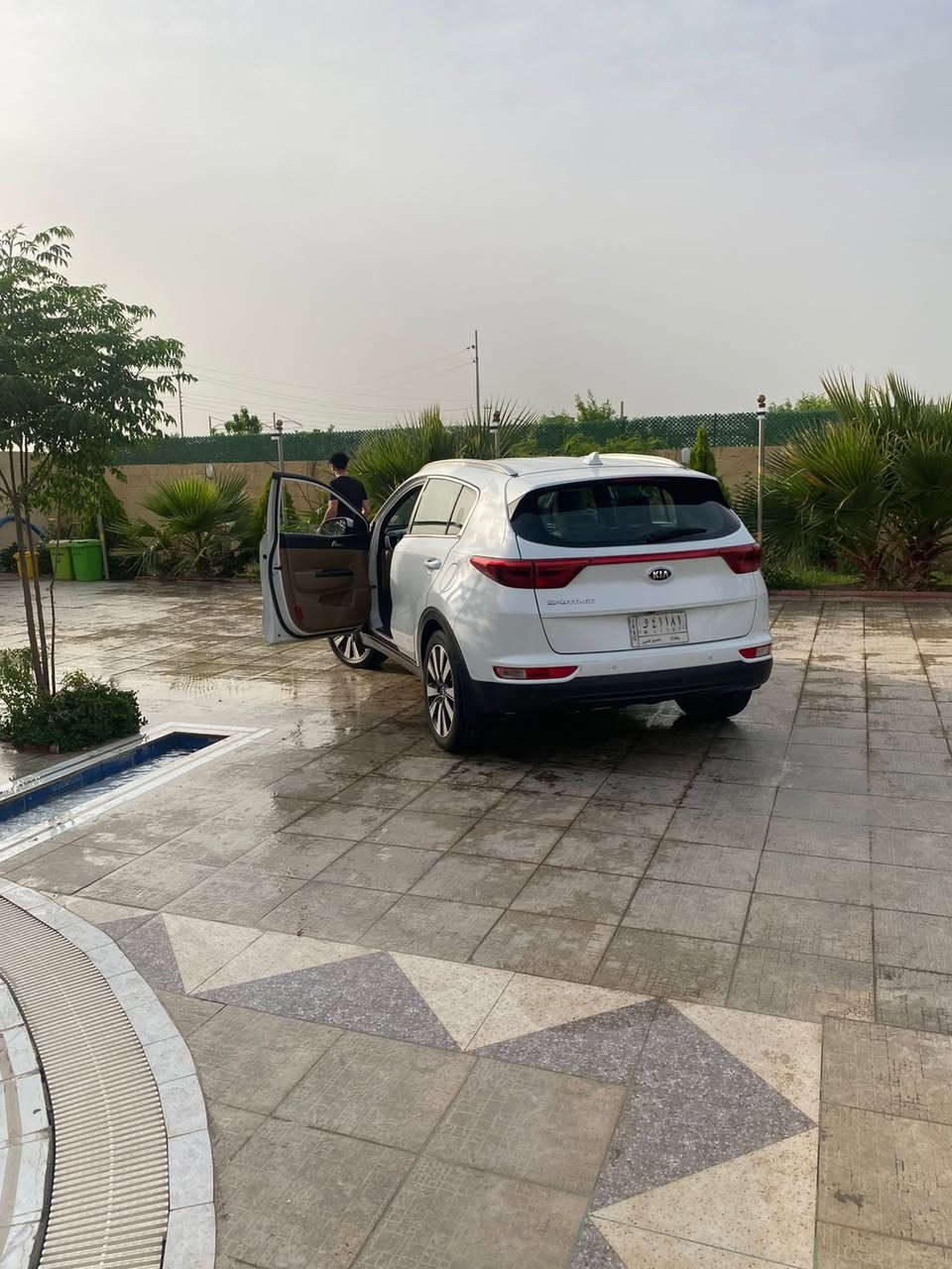 السلام عليكم سبورتج مديل 2017 ماشيه 127 الف حقيقي  للبيع السياره حلوه وخير من الله فول مواصفات عدا البنوراما  بيها شوية صبغ بل دعاميات وبيها رصعه صغيرة بين البابتين  كيرها خير من الله مكينتها مبدل كاركيت شغل شركه وكاله مواصفاتها 
كشنات كهرباء
اوتو هولد 
حساس مطر بل جامع 
بيها ترحيب 
هند بريك بصمه 
3 انضمه قياده 
شاشه اعطال 
شحن لاسلكي 
كشنات جلد ومخمل 
قطعتين تبريد 
تبريد بيانو 
 بصمة ابواب وتشغيل 
اريل تايتفكيشن
 ويل 19 رقم بغداد السياره كلش حلوه وخير من الله ومال جناي واستخدام قليل صار سنتين عندي ومكينتها للامانه جديده وناعمه احسن من المكفوله مكانها بغداد السيديه السعر 185 وبيها مجال 
***********
***********
