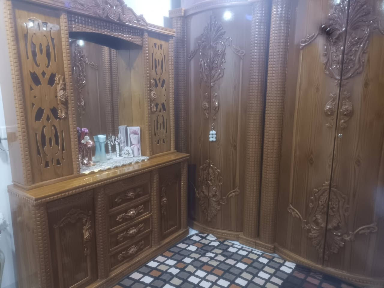 غرفه نوم للبيع ست ابواب زائد زاويه السعر مليون ونص رقم الهاتف *********** ***********
