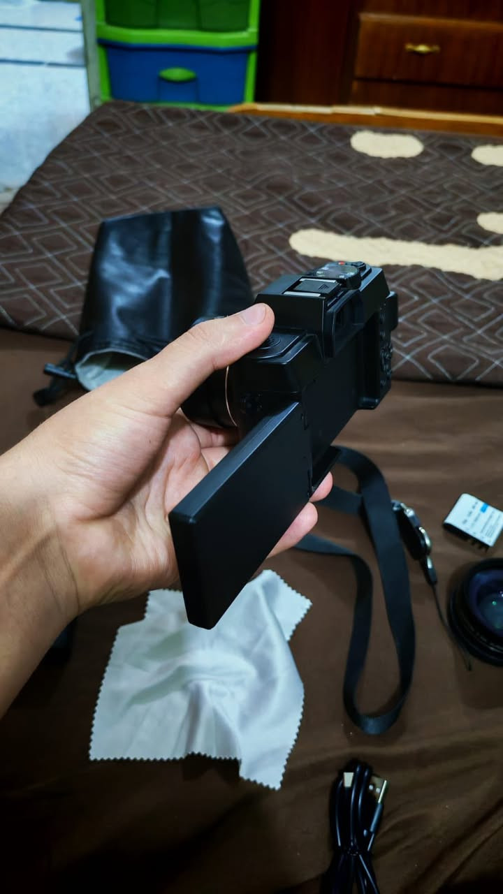 كامرا للبيع تصور فيديو وصوره 4k شاشه قلابه تكدر تربطها على تلفون مباشره وتنقل الاشياء وياها رام+ جنطه وكامله جديده مستخدمه شي قليل يوم واحد فقط سعر 135 وبيها مجال للتواصل على خاص او على رقم ***********
