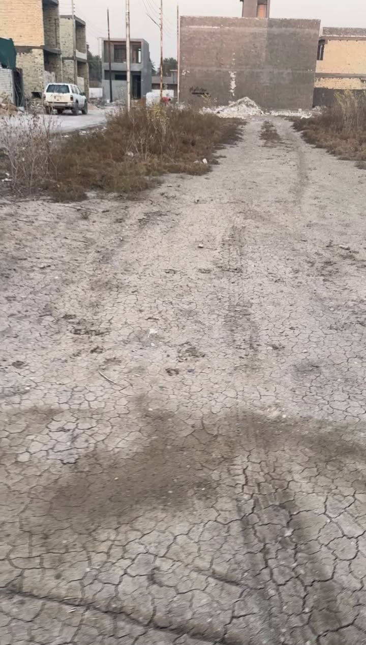 السلام عليكم قطعة ارض للبيع في بغداد الدورة هورجب مجمع الدرة سند 25 مساحة الارض 114 متر واجهه 9 الا شويه  القطعة صايرة ركن على شارع فرعي وشارع  عريض للاستفسار الاتصال على الرقم ***********
