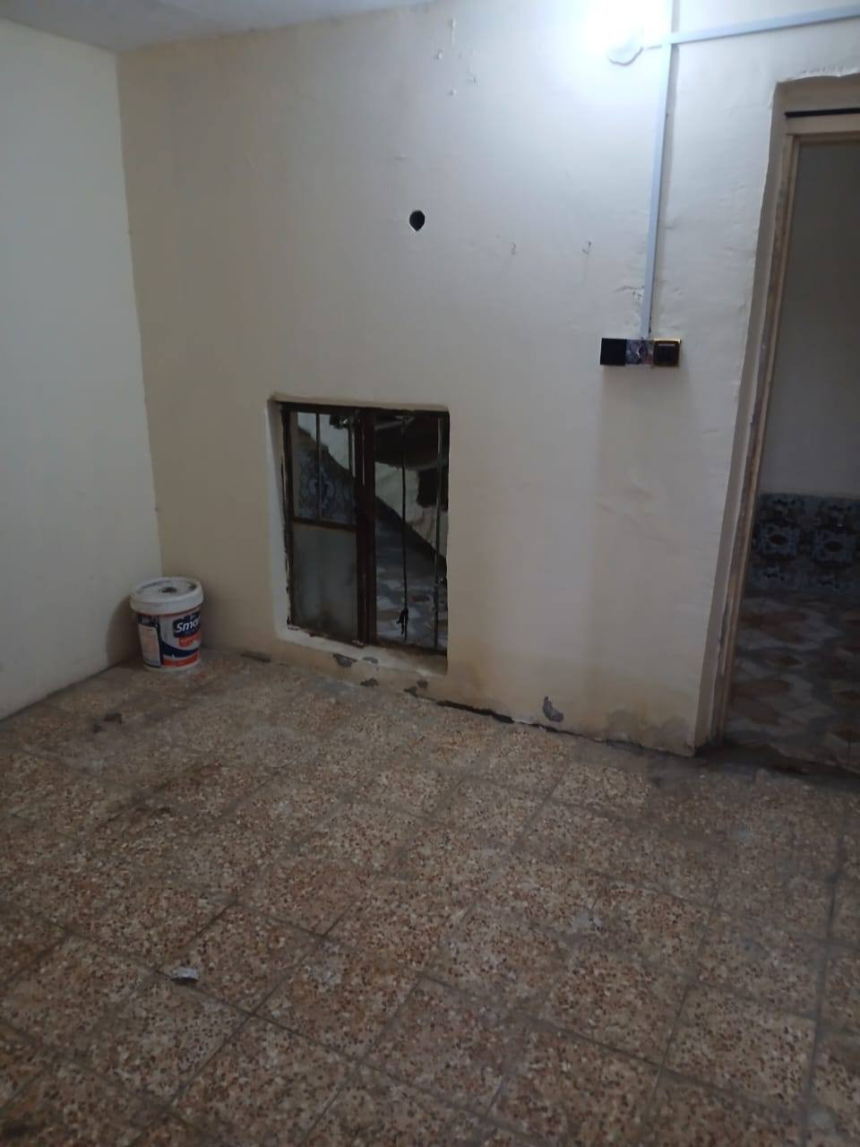 بيت للبيع مع محلات اثنين في في منطقه الخاص حي العرب على شارع الخاص الرئيسي يحتوي 3 غرف واحده غير مسكوفه وهول كبير ومطبخ وصحيات ..سعر البيت مع المحلات 55 وبيها مجال اتصال ***********...***********
