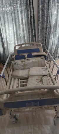 هاي السرير مال مستشفيات للبيع سعر 300    الرقم. 07709226818