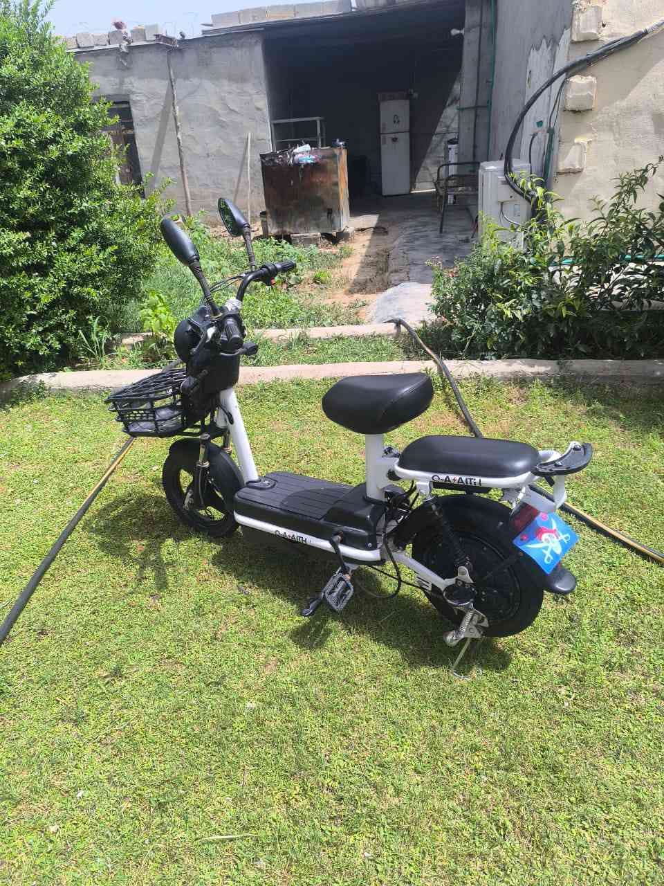 سلام عليكم 
دراجة شحن للبيع 
حجم 14 
موديل 24 
العطل: بطاريات تعبانات + الشاشة القاعدة مالتهة مكسورة بس كلشي مابيهة تشتغل
سعر 100 الف وبي مجال 
ديالى شهربان 
***********
***********
