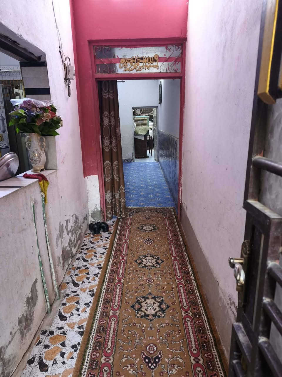 بيت مساحه ١٣٤ طابقين الطابق الاول غرفه وصاله ومطبخ وبراني وصحيات طابق ثاني غرفه وصاله 
المكان الديوانية المركز حي العسكري الثالث شارع ٣٠ خلف المدرسة الحديد    ***********
