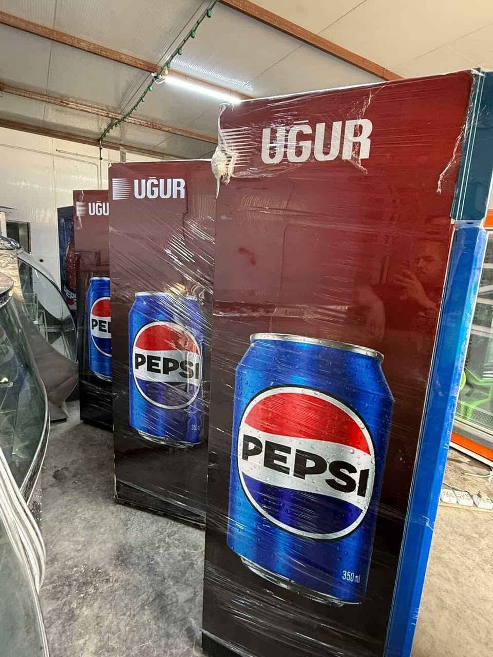 (معرض المدينة)
 عارضات عاموديه للبيع نوع UGUR التركي الصلي ابو الحاسبه شرط الصلي 🇹🇷💯
 نضافه لوك اخو الجديد فول الفول 💯💯 شرط تبريد ثلج ضمان مكفولات 💯 للإستفسار شراي يتصل *********** او ***********
